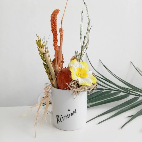 Décoration ile de la réunion : petite tasse en céramique fleurie et fruitier