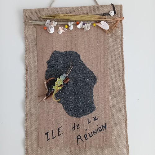 Suspension  carte ile de la réunion avec sable / gecko  - long de 39 cm