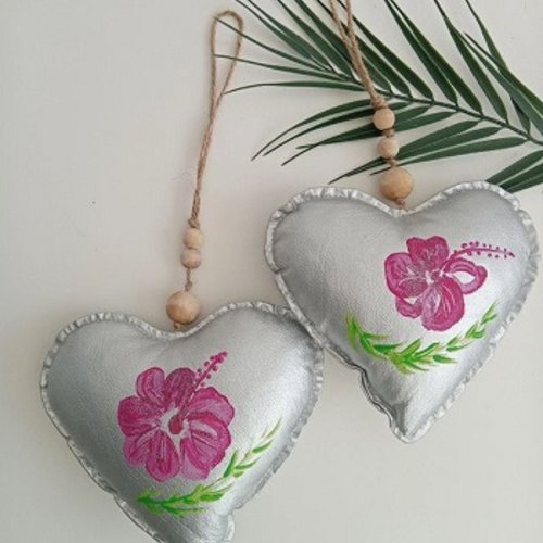 Suspension de  deux coeurs exotiques en  tissu gris argenté avec hibiscus peint