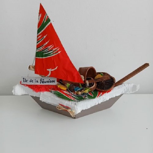 Souvenir ile de la réunion : barque avec épices séchées