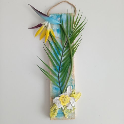Suspension exotique  :  bouquet florale tropical avec oiseau de paradis sur panneau de bois