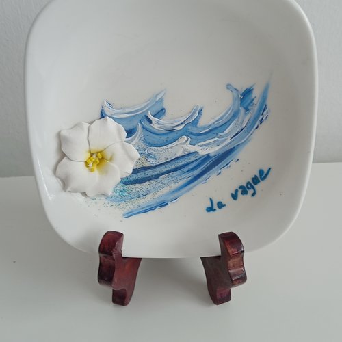 Petite assiette exotique peint : motif vagues