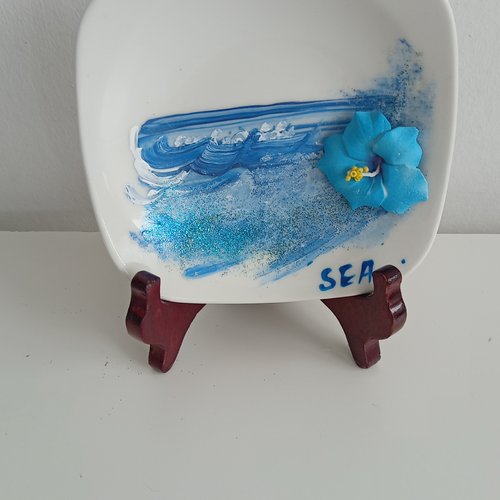 Petite assiette exotique peint : motif vagues