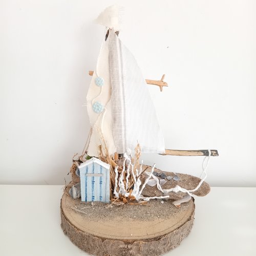 Décoration marine : voilier en bois flotté sur rondin de bois - hauteur 23 cm