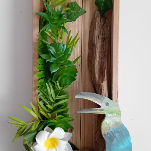 Cadre tropical en bois avec décor tropical ( perroquet, fleur frangipane, bois flotté, feuillage)