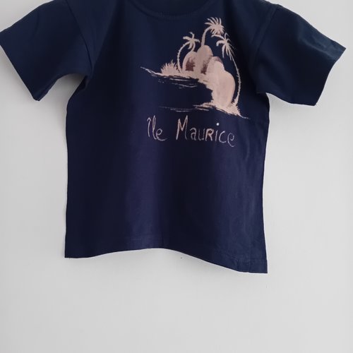 Souvenir ile maurice : t-shirt courte manche bleu marine garçon 3/4 ans avec motif bord de mer