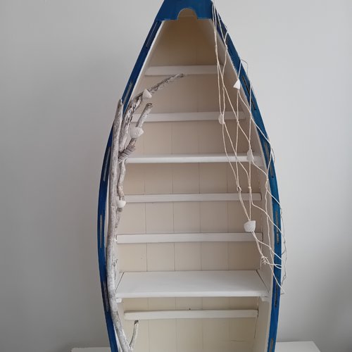 Grande barque étagères marin (filet de pêche, coquillages, bois flottés) - hauteur 74 cm