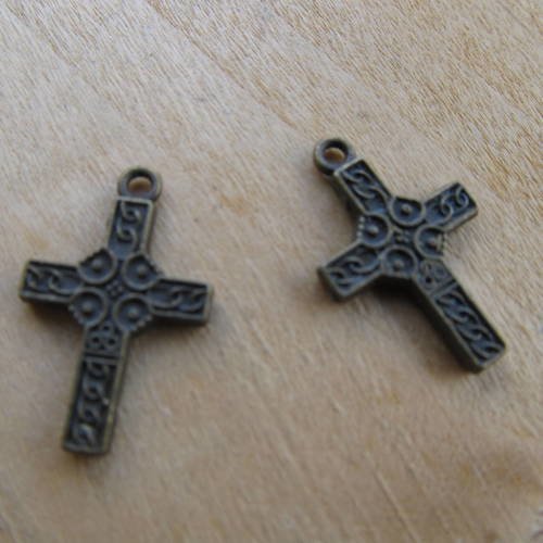 Lot de 5 breloques en forme de croix motif celtique de 21 x 13 mm en métal de couleur: cuivre rouge. 
