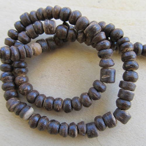 Lot de 50 perles tube de 5 mm de diamètre environ, en bois de noix de coco teinté: brun écorce. 