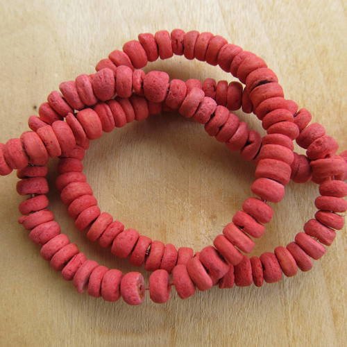 Lot de 50 perles tube de 5 mm de diamètre environ, en bois de noix de coco teinté: rouge cochenille. 