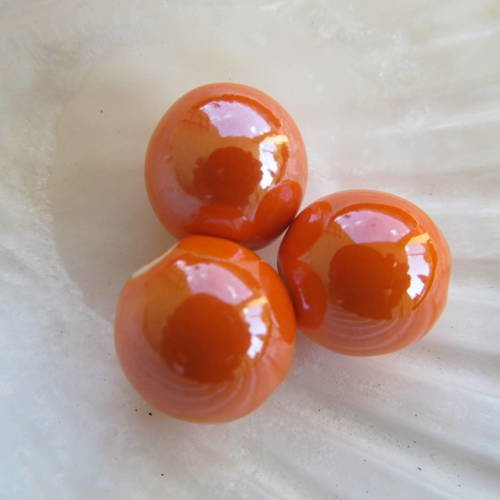 Lot de 2 perles rondes de 14 mm de diamètre en porcelaine, nacrées couleur: orange.