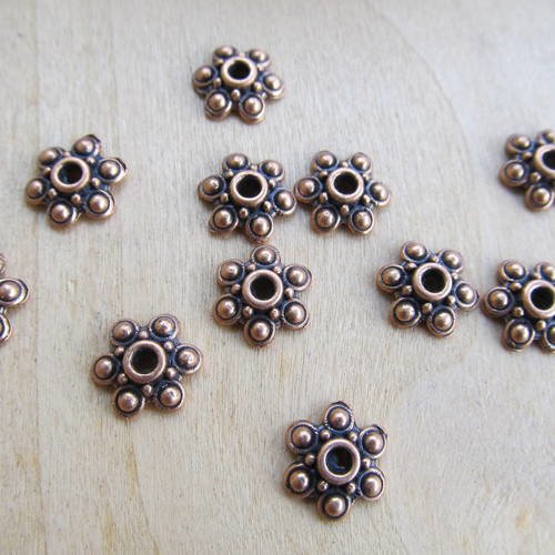 Lot de 20 coupelles forme corolle de 10 mm en métal couleur cuivre rouge.