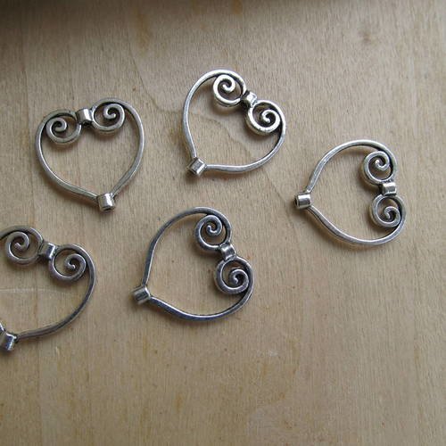 Lot de 5 de perle  armature  en forme de cœur de 20 mm en métal couleur  argent vieilli. 