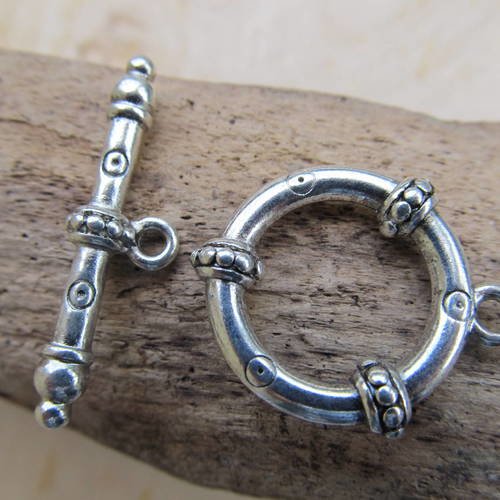 1 grand fermoirs déco de type toggle de 22 mm de diamètre en métal couleur argent vieilli.