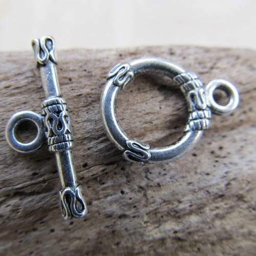 2 fermoirs déco de type toggle de 13 mm de diamètre en métal couleur argent vieilli.