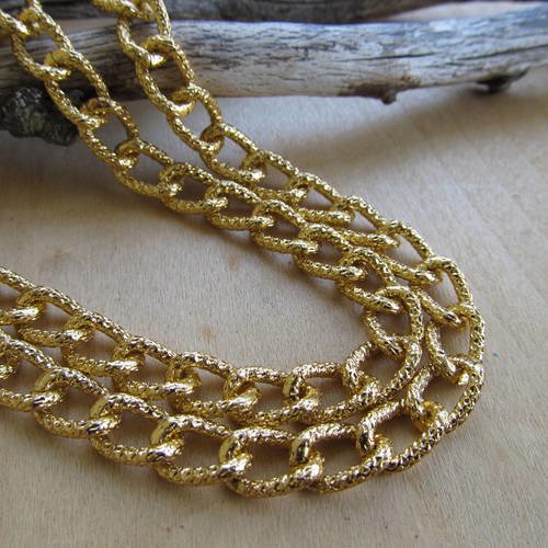 50 cm de chaîne fantaisie maille torse de 13 x 8.5 mm en aluminium couleur or.