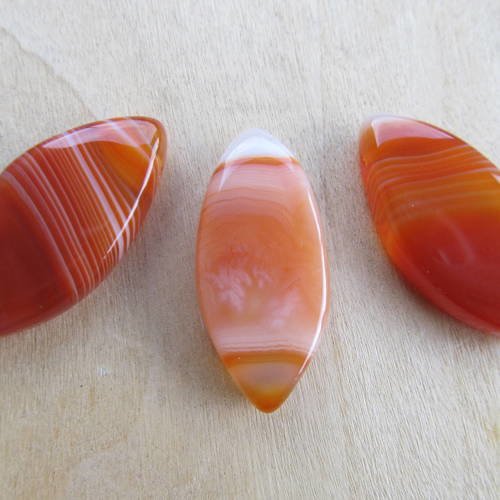 Pendentif en forme navette de 27 à 40 mm en agate naturelle couleur: brun cuivré. 