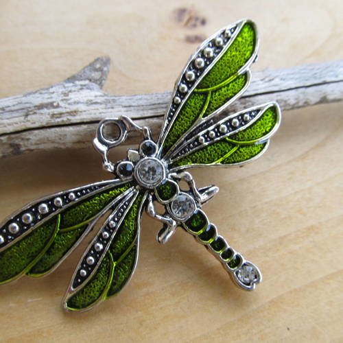 Grand pendentif forme libellule de 72.5 mm en métal argent vieilli émaillé: vert mousse. 