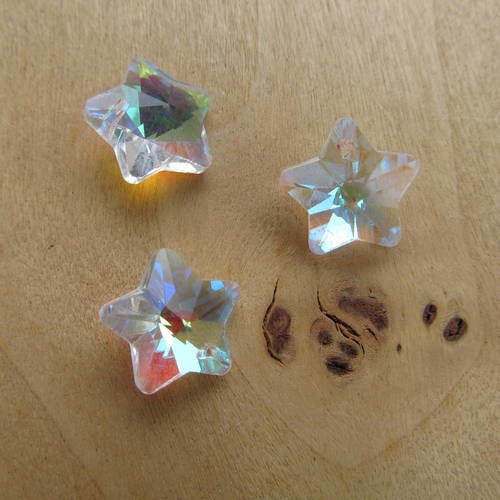 *lot de 2 pendentifs étoile de 13 mm en verre à facettes transparent plaqué irisé.