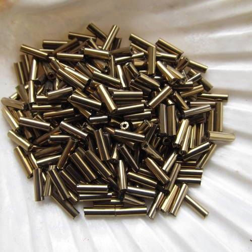 *perles tubes de rocaille en verre de 6 x 2 mm de couleur: bronze.