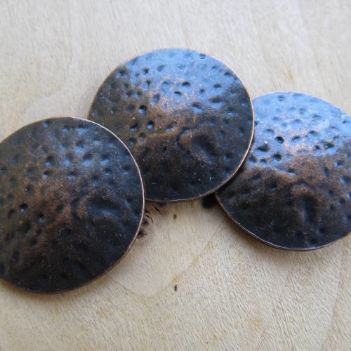 Lot de 3 breloques rondes martelées de 27 x 3 mm, en métal couleur: cuivre rouge. 