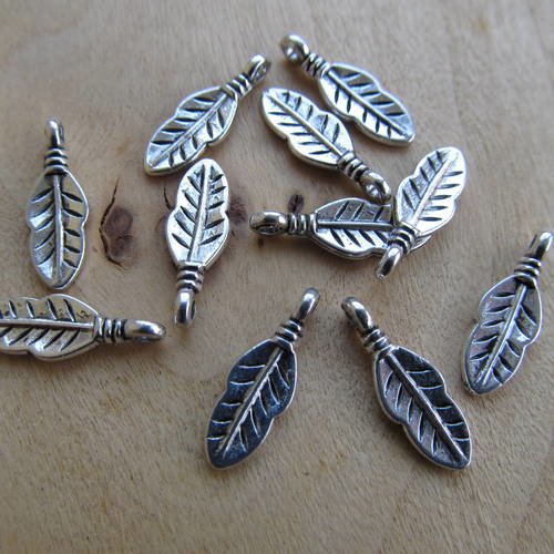 *lot de 10 petites breloques feuilles de 17 x 6 mm en métal couleur argent vieilli.