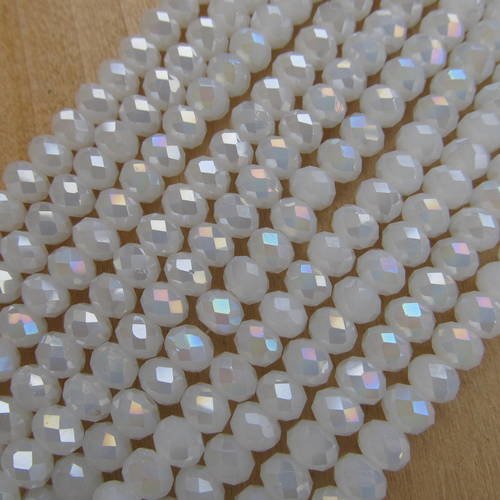 Lot de 50 perles forme boulier en verre à facettes de 6 x 4 mm de couleur: blanc givre. 