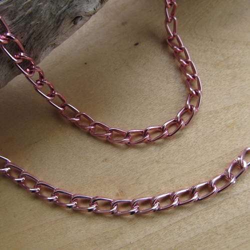 50 cm de chaîne maille torsion de 9 x 5 mm en aluminium, rose métallisé.