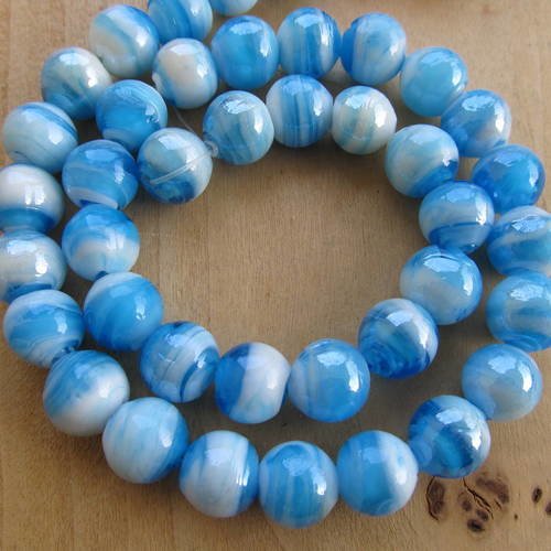 *lot de 4 perles en verre au chalumeau, de 12 mm de diamètre, de couleur: bleu ciel/blanc.