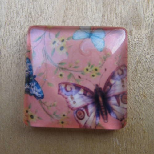 Cabochon en verre de forme carrée de 25 x 25 mm avec image de fond décor: papillon.