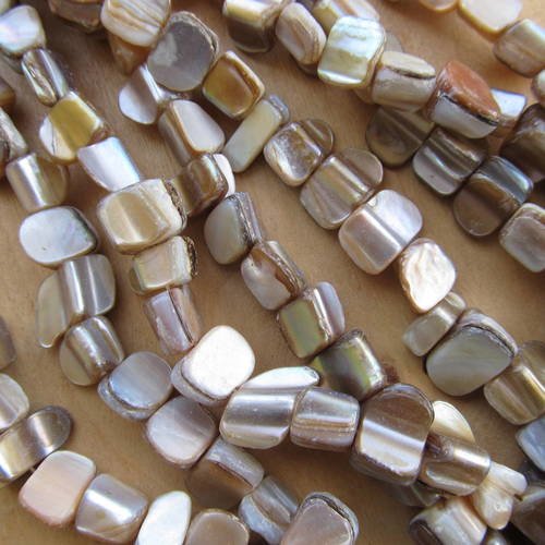 Fil de perles triangulaire de 8 mm environ en coquillage teinté: taupe cendré. 