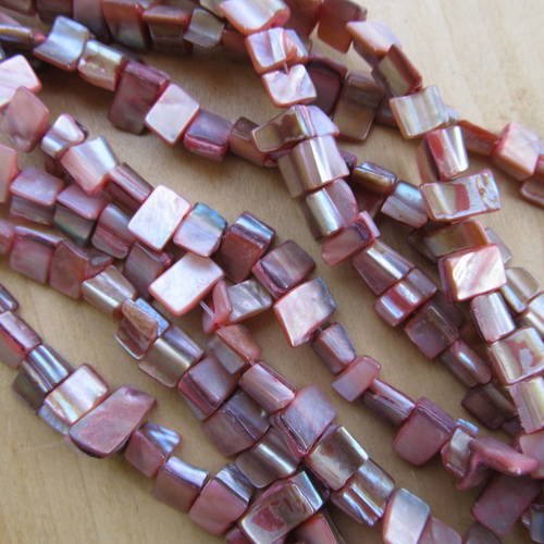 Fil de perles triangulaire de 8 mm environ en coquillage teinté: vieux rose. 