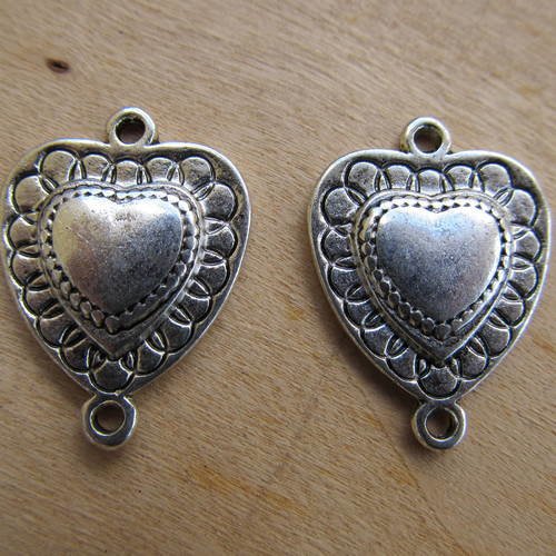 Lot de 2 connecteurs de forme de cœur de 24 x 18 mm en métal couleur argent vieilli.