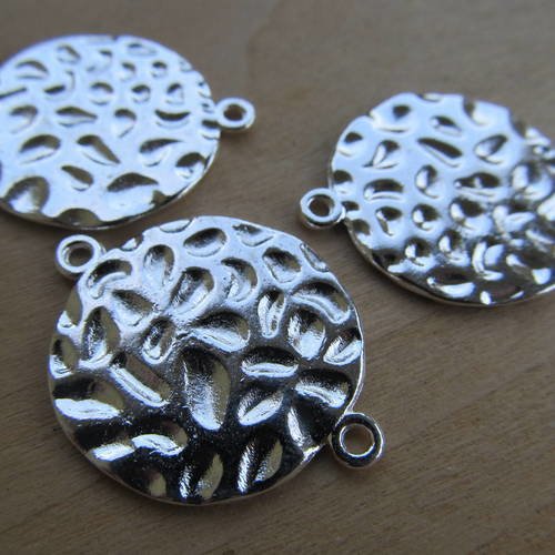 Lot de 2 connecteurs de forme ronde de 31 x 24 mm en métal martelé couleur argent vieilli. 
