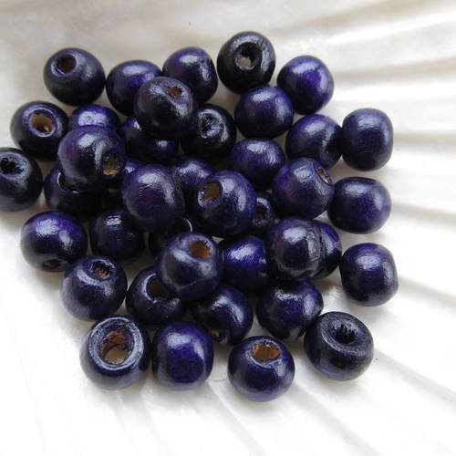 Lot de 50 perles de 8 mm de diamètre en bois peint de couleur: violet foncé. 