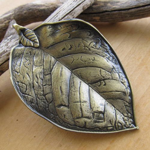*grand pendentif en forme de feuille en relief de 78 mm en métal couleur bronze.
