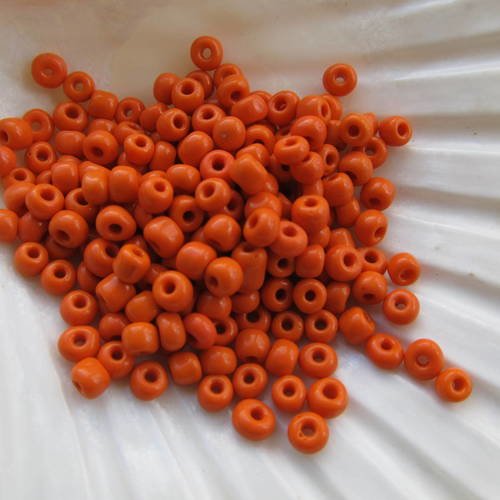 *sachet de 25 g de perles de rocaille de 4 mm en verre de couleur: orange.