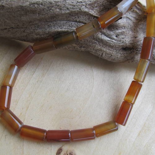 Perle tube de 20 x 8 mm en pierre naturelle d'agate rayée couleur ambre. 