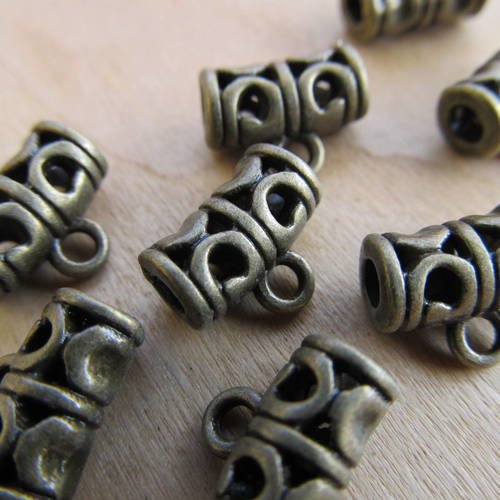 Lot de 10 bélières de 11.5 x 9 mm en métal de couleur bronze. 