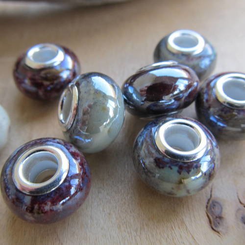 Perle européenne de 15 x 10 mm de diamètre en porcelaine émaillée, nacrées couleur: gris, bleu, grenat. 
