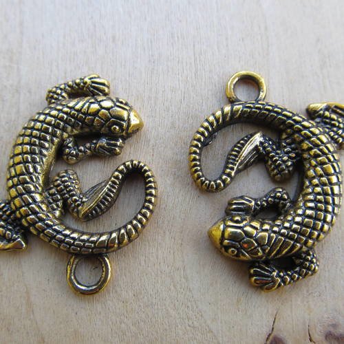 *pendentif en forme de gecko de 30 x 24 mm en métal de couleur: vieil or.