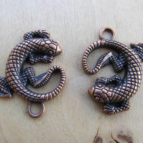 *pendentif en forme de gecko de 30 x 24 mm en métal de couleur: cuivre rouge.