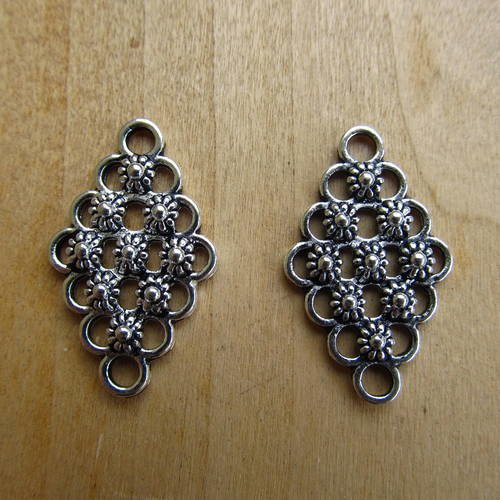 Lot de 2 connecteurs losanges filigranés de 30 x 17 mm, en métal couleur argent vieilli. 