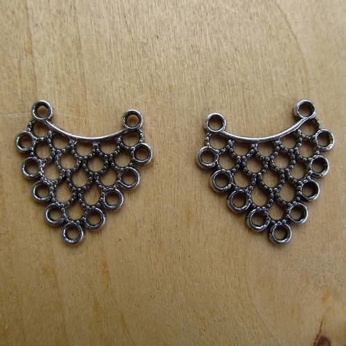 Lot de 2 connecteurs triangles filigranés de 23.5 x 23.5 mm, en métal couleur argent vieilli.