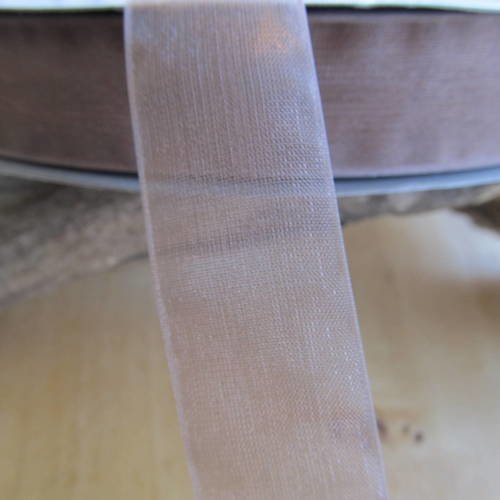 2 m de ruban en organza de 20 mm de largeur de couleur: brun cendré.