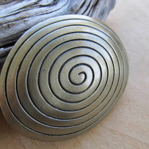*pendentif de style ethnique de forme ovale, de 53 x 48 mm couleur bronze.