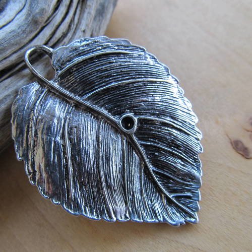 *pendentif en forme de feuille nervurée, de  47 x 35 mm, en métal couleur argent vieilli.