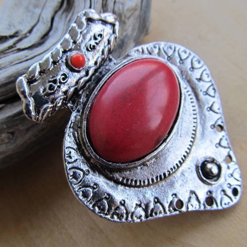*pendentif forme de 56 mm x 48 mm, avec cabochon rouge, en métal de couleur argent vieilli.