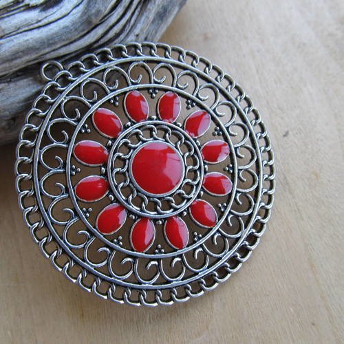 Grand pendentif forme rosace de 56 x 52 mm en métal de couleur argent vieilli émaillé: rouge corail. 