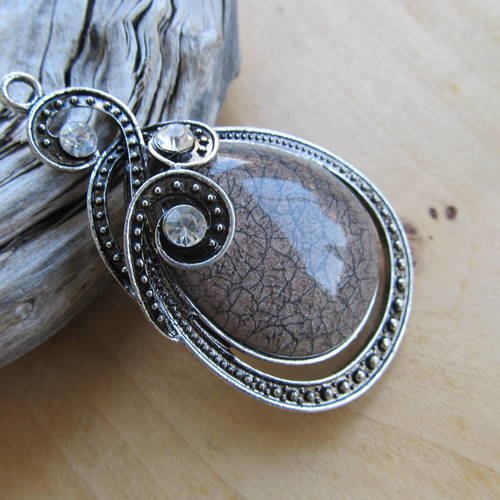 *grand pendentif en forme de goutte de 68 mm en métal, résine et strass.